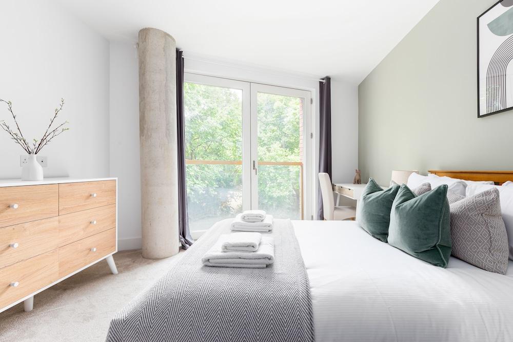 Luminous 2 Bed Balcony Flat in Islington