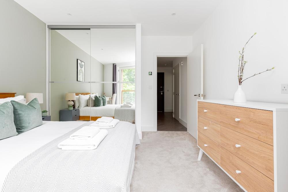 Luminous 2 Bed Balcony Flat in Islington