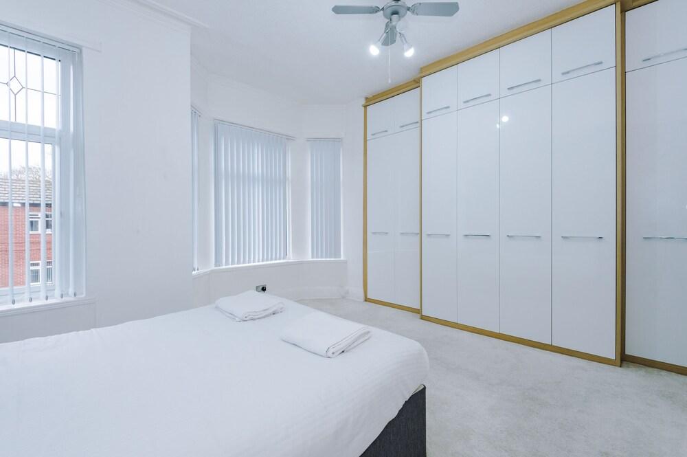 The Seedley 4 Bedroom House - Salford