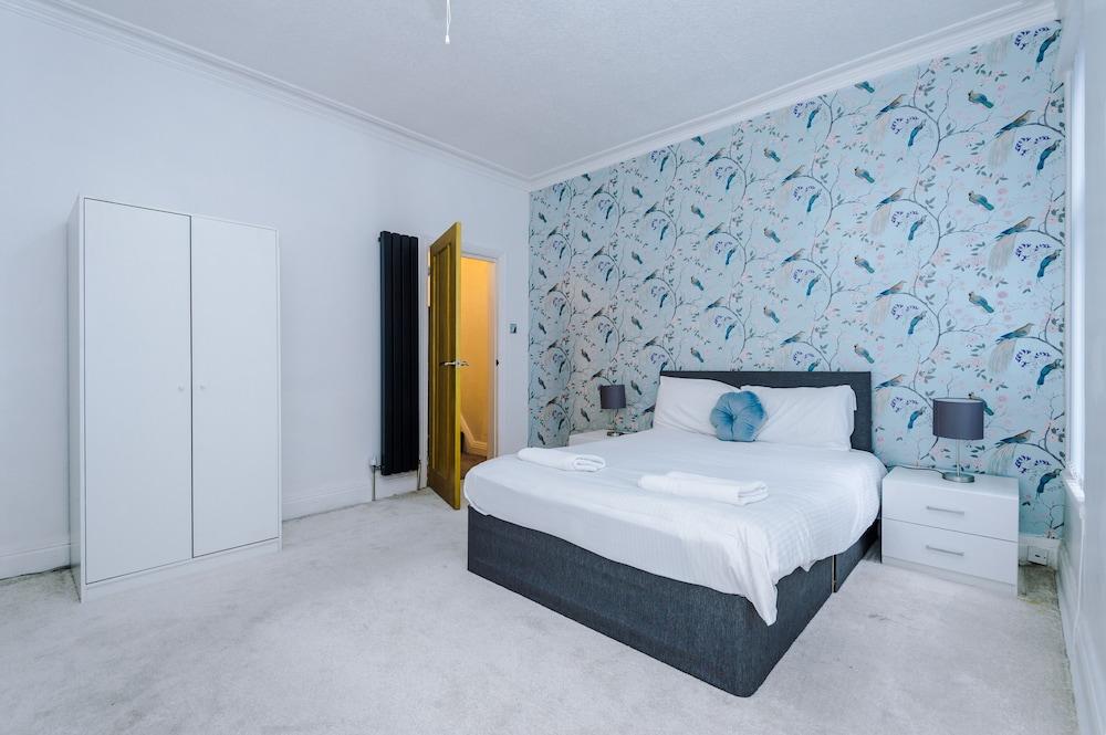 The Seedley 4 Bedroom House - Salford