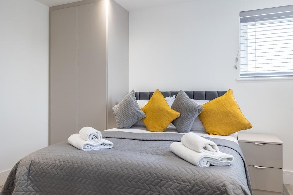 Stunning 2-bed Apartment in Camberley