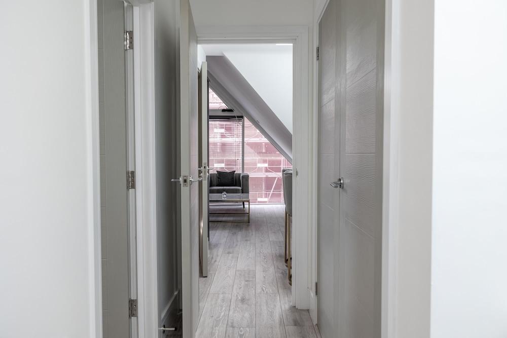 Impeccable 2-bed Apartment in Camberley