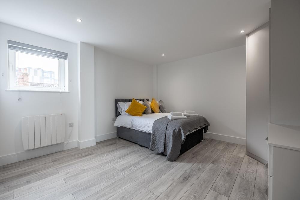 Remarkable 2-bed Apartment in Camberley