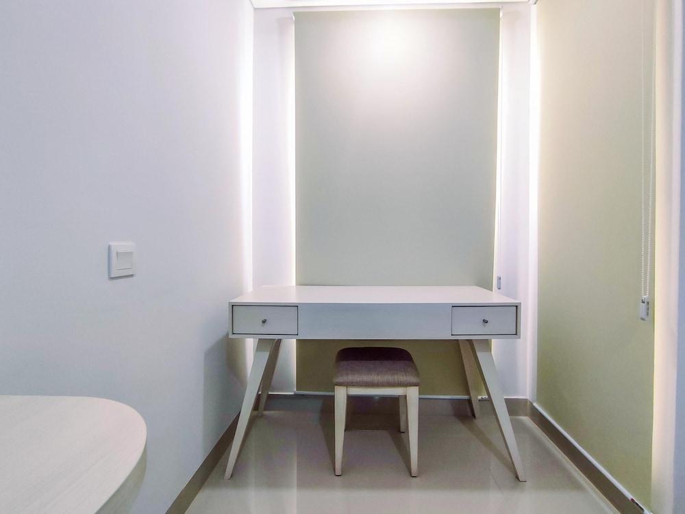 Elegant And Comfy Studio Barsa City Apartment