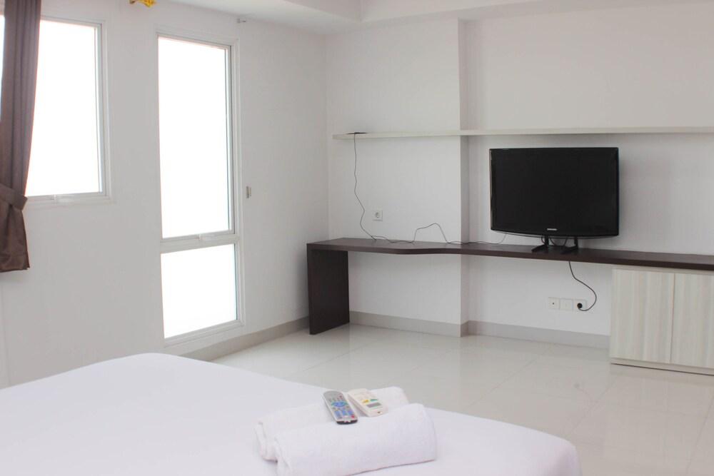 Spacious And Elegant Studio Azalea Suites Apartment