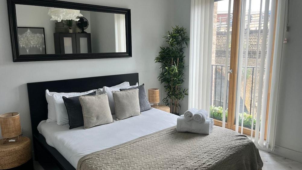 Notting Hill 2-bed Apt With Balcony, 1 min to Tube