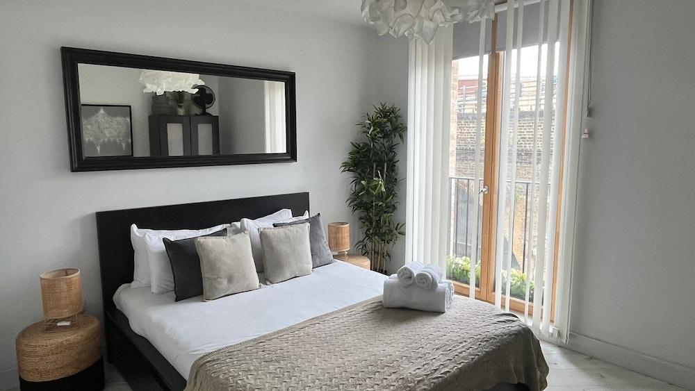 Notting Hill 2-bed Apt With Balcony, 1 min to Tube