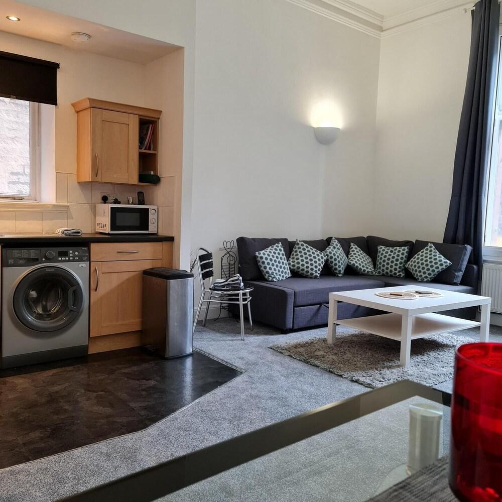 Sleek 2BD Flat Centrally Located in Glasgow