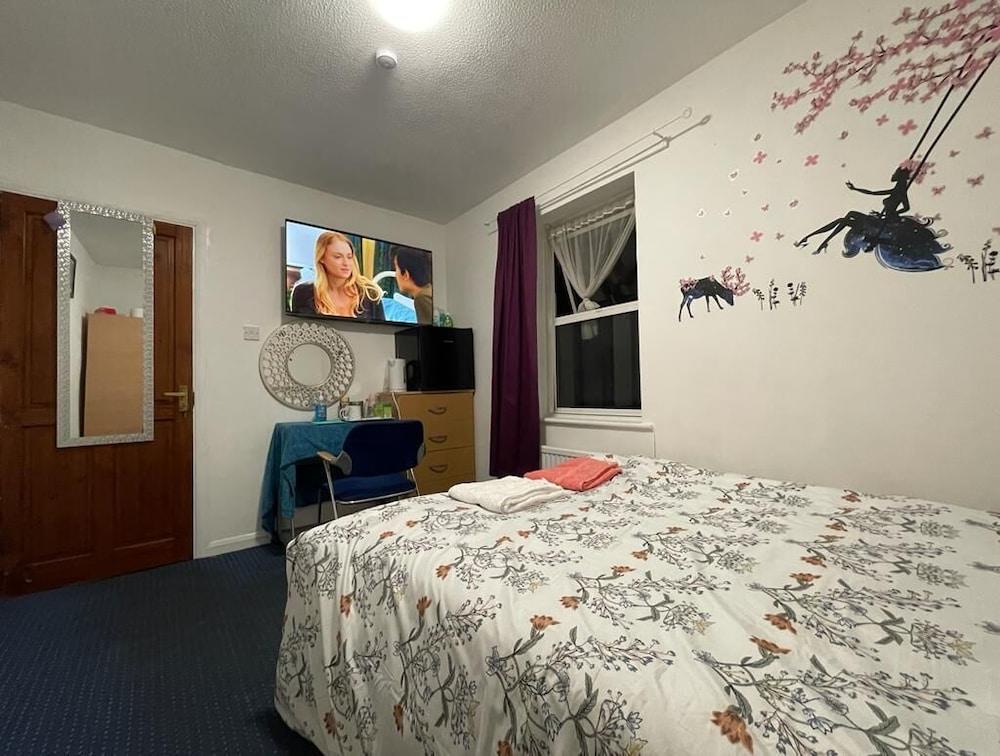 Heathrow Airport Stay, North Avenue-Free Parking