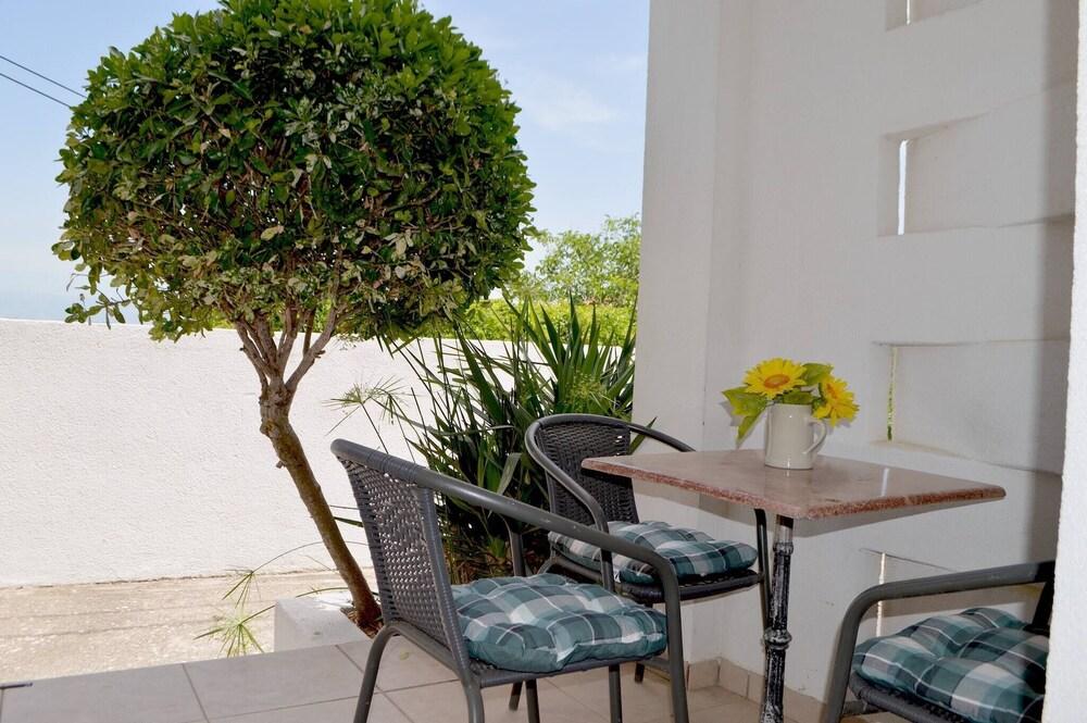 Nearby Beach, Apartment Leda In Center