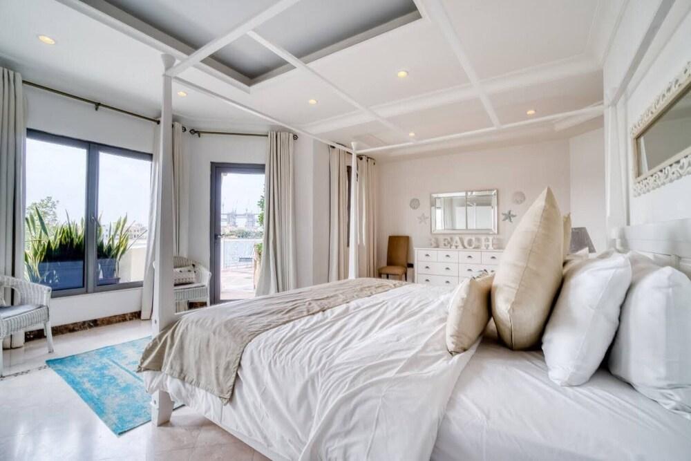 Private 5 Bedrooms Villa With Pool