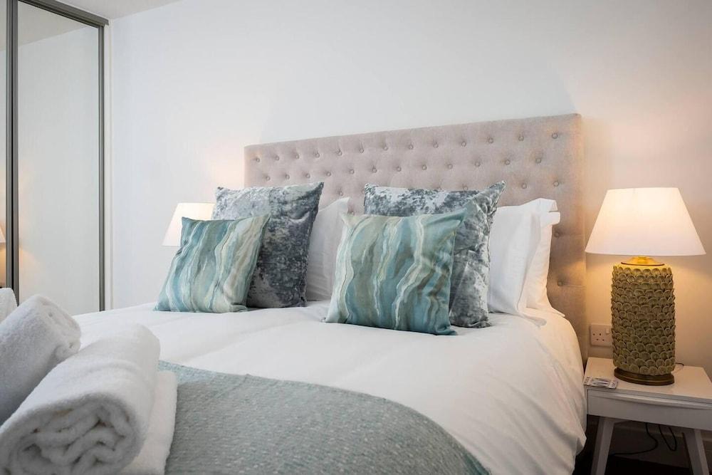 4br-8guests-balcony-beachview-pool-pets