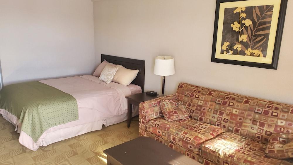 Shoreside Inn & Suites