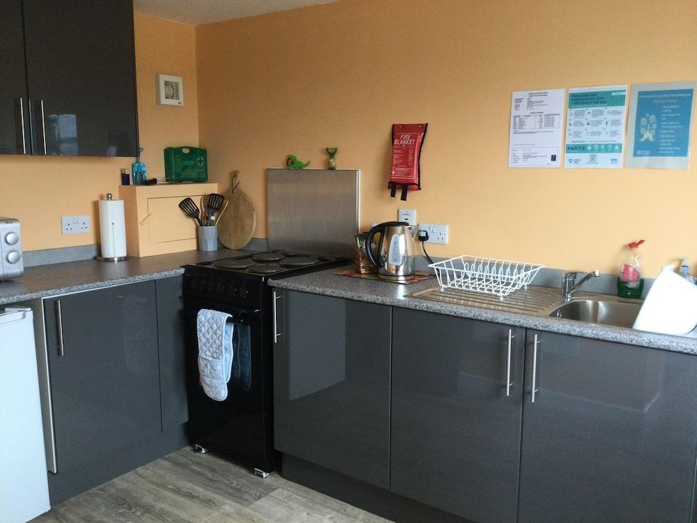 Orange Yurt With Hot Tub- Sleeps 3, Parking & Wifi