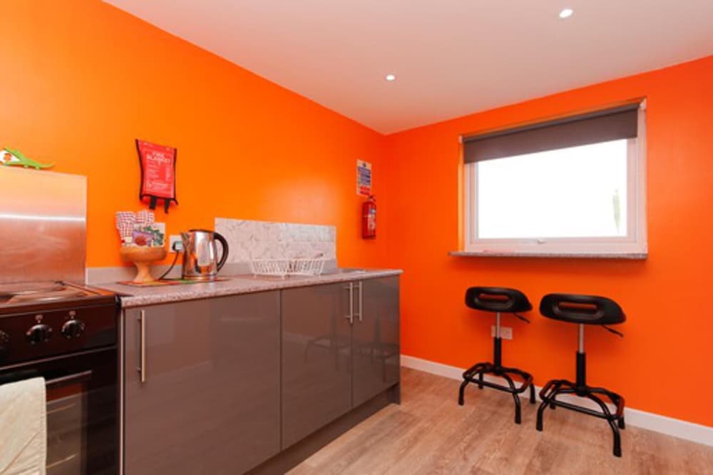 Orange Yurt With Hot Tub- Sleeps 3, Parking & Wifi