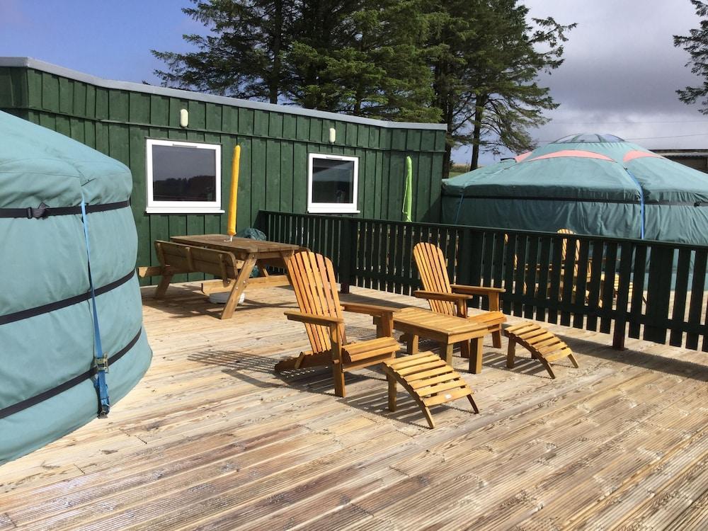 Green Yurt With Hot Tub - Sleeps 3, Parking & Wifi