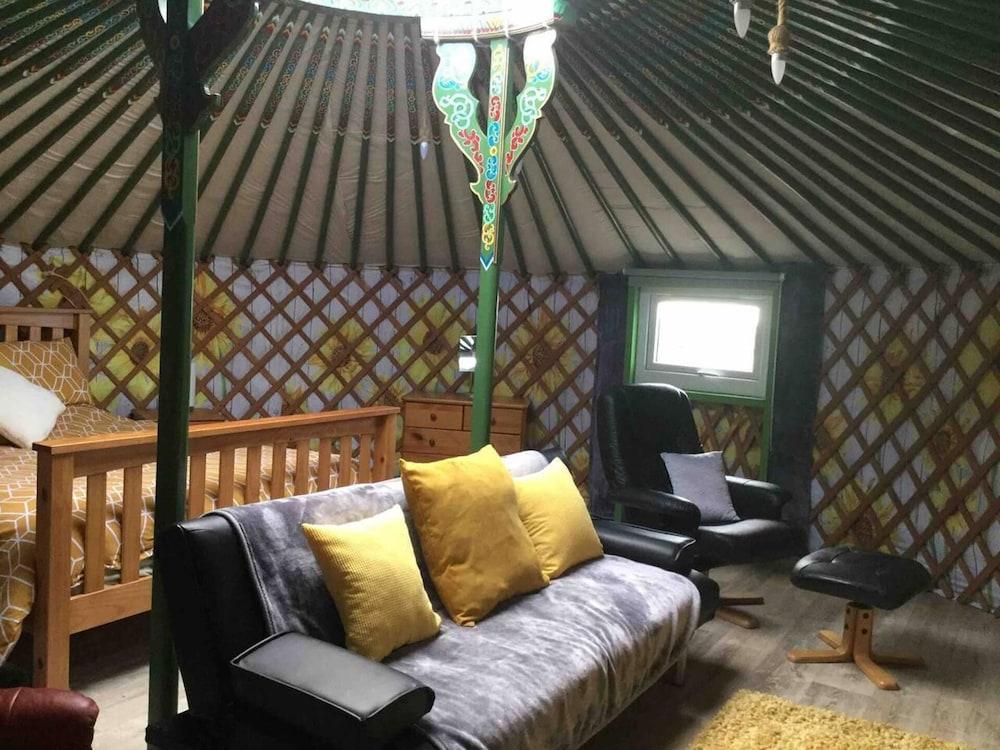 Green Yurt With Hot Tub - Sleeps 3, Parking & Wifi