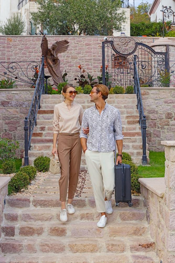 CUNDA BARADIEL HOTEL