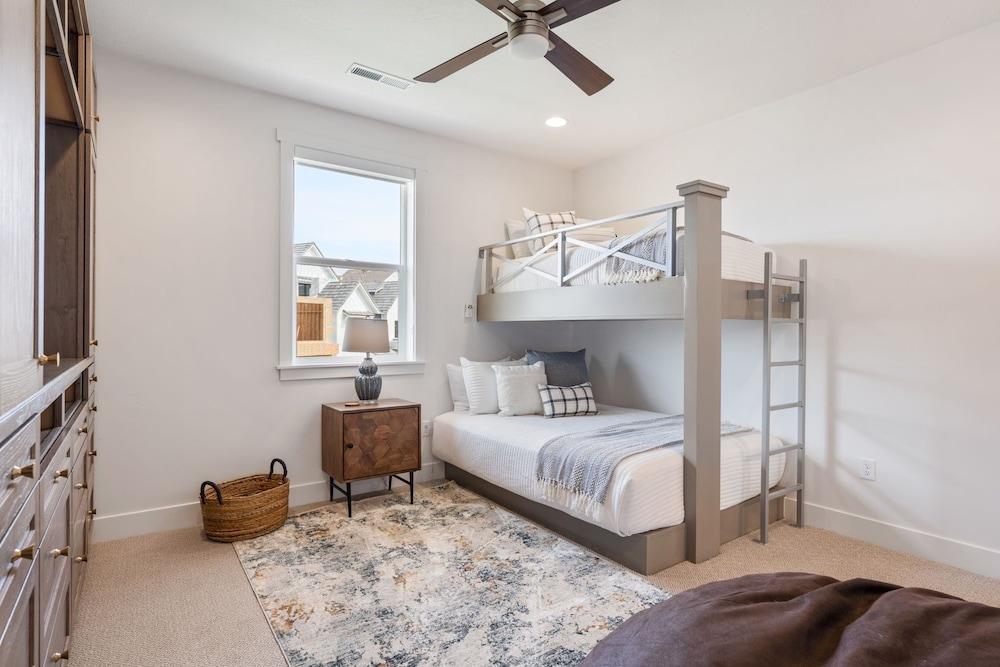 Rendezvous at the Shores by RedAwning