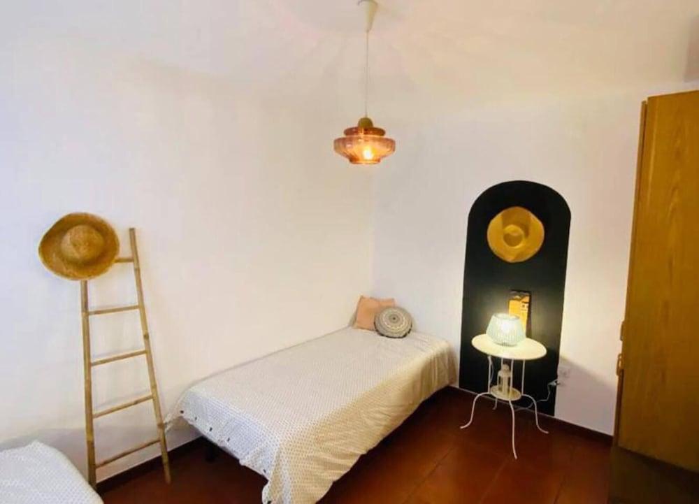 Charming 5-bed House in Granja