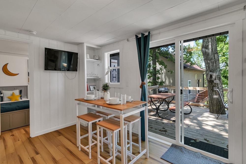 Firefly Cottage 2 Bedroom Cabin by RedAwning