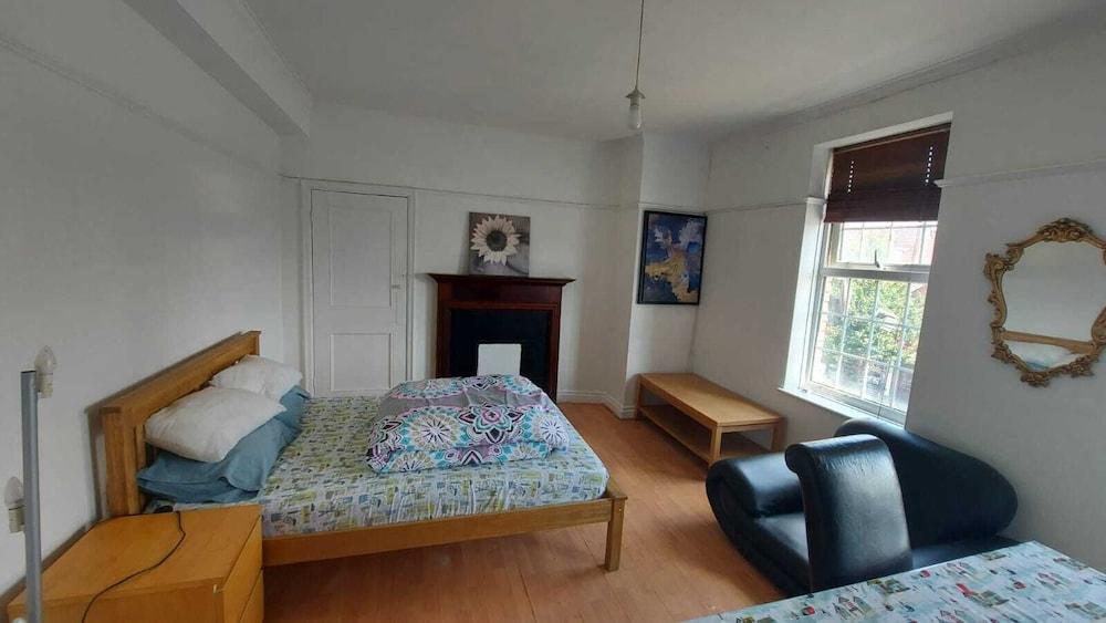 London Edgware Station Apartment