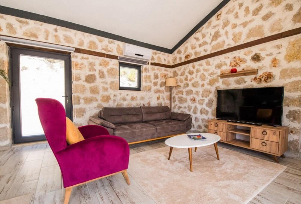 Great Villa With Private Pool and Jacuzzi in Kas