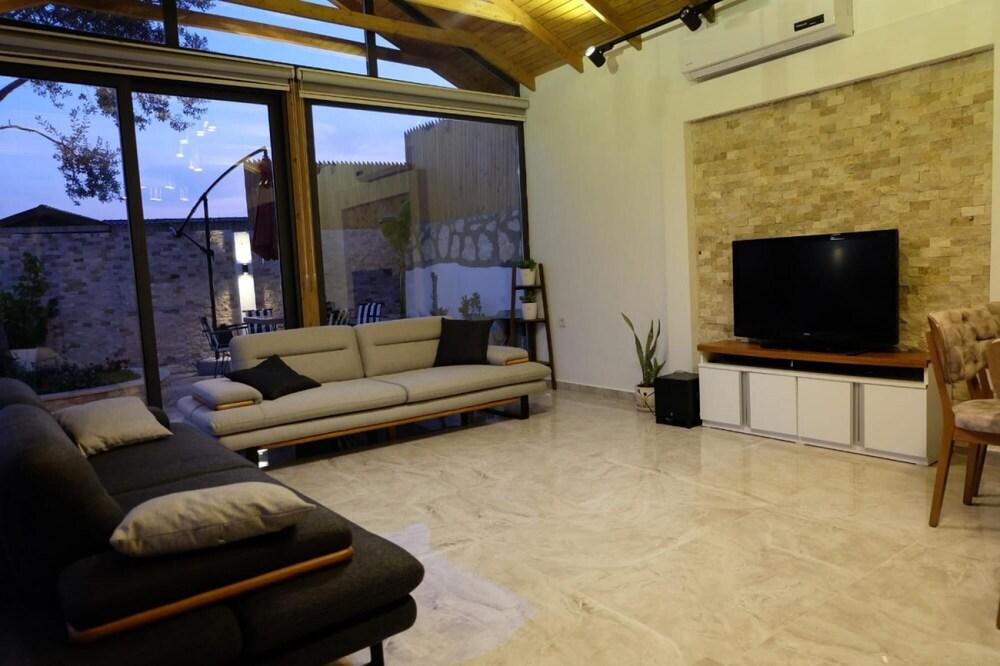 Marvelous Villa With Jacuzzi and Pool in Kalkan