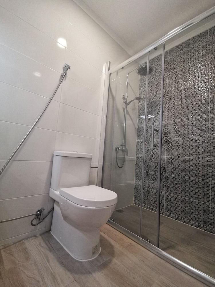 "room in Guest Room - Hostel Próximo A Praia P/ Surf Na Caparica"