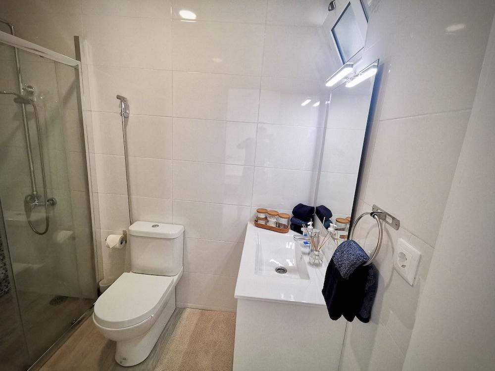 "room in Guest Room - Hostel Próximo A Praia P/ Surf Na Caparica"