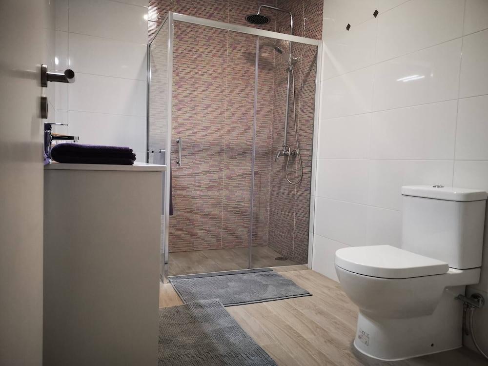 "room in Guest Room - Luxury Stay For 4 - Caparica Posthel"