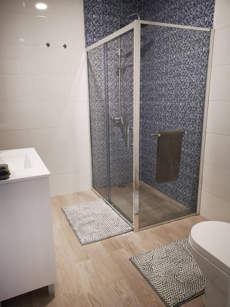 "room in Guest Room - Luxury Stay For 4 - Caparica Posthel"