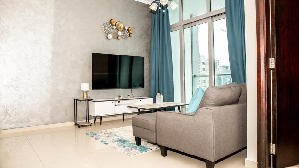 Spacious Apartment in Marina Dubai