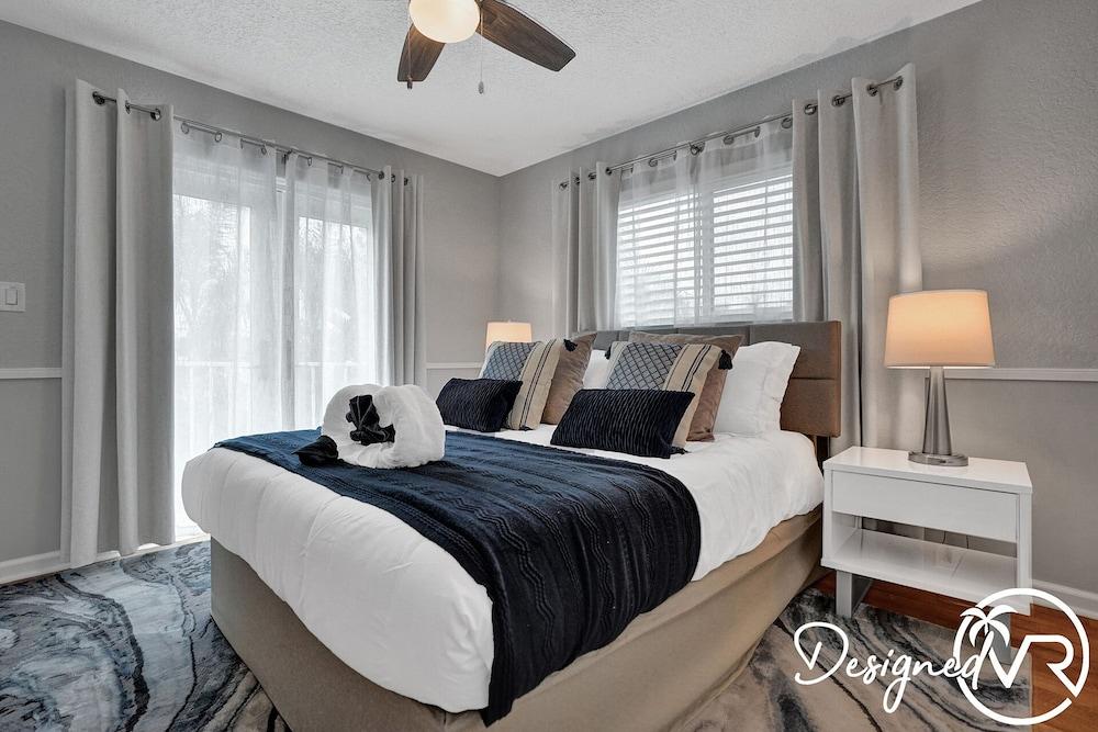 Modern Chic 7-BR with Pool & Gameroom