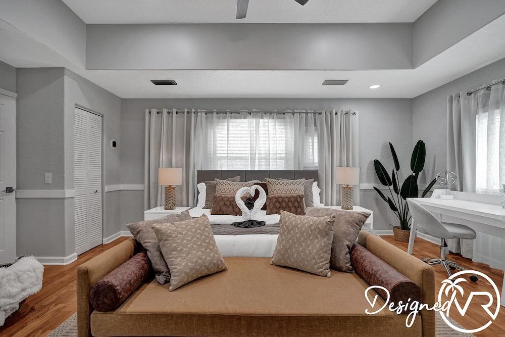 Modern Chic 7-BR with Pool & Gameroom