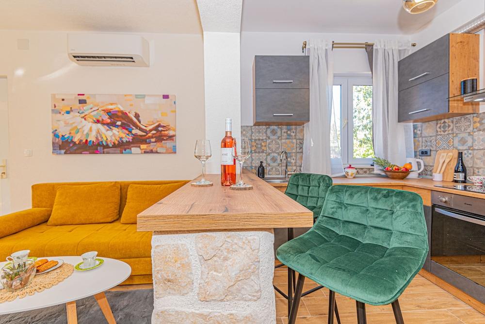 Lux House Versys With Jacuzzi