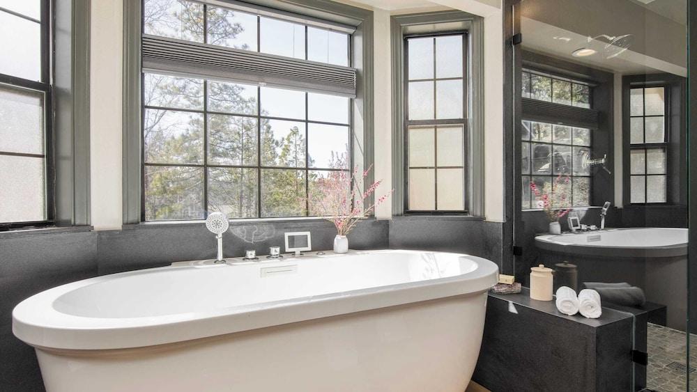 Pollock by Avantstay Stunning Views w/ Movie Room, Hot Tub, Game Room & Large Balcony