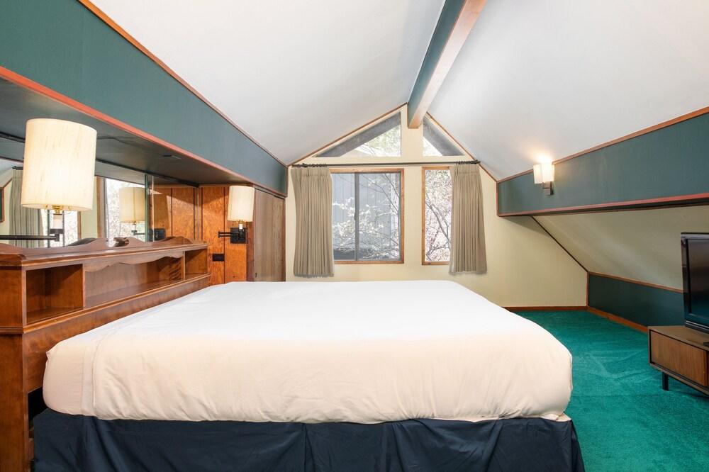 Moosehead by Avantstay Lakefront Cabin w/ Pool Table, Bar and Lake Access!