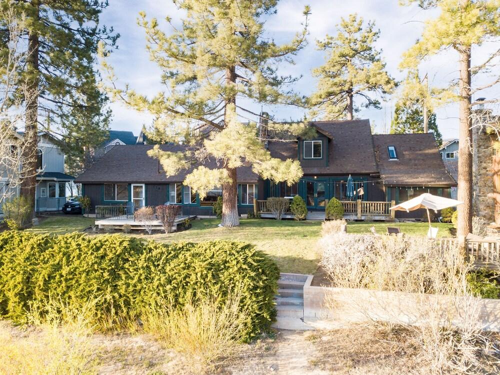 Moosehead by Avantstay Lakefront Cabin w/ Pool Table, Bar and Lake Access!