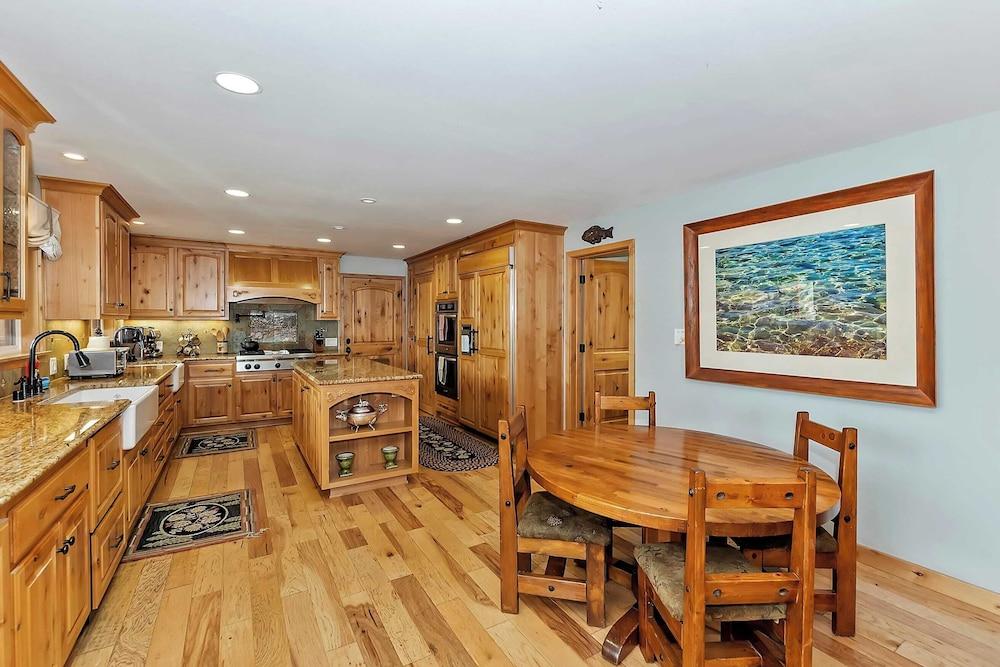 Lagunita Shores by Avantstay Beautiful Lakefront Mansion w/ Hot Tub & BBQ