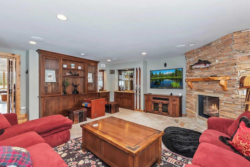 Lagunita Shores by Avantstay Beautiful Lakefront Mansion w/ Hot Tub & BBQ