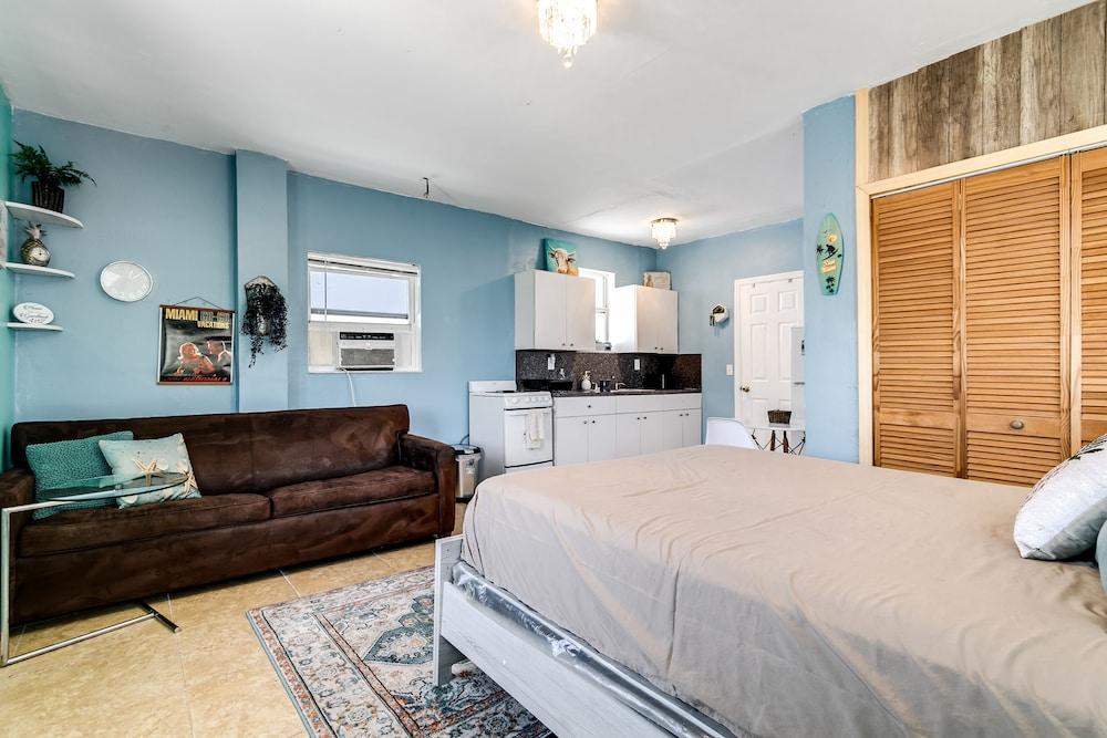 Studio Townhouse 2 blocks from Beach