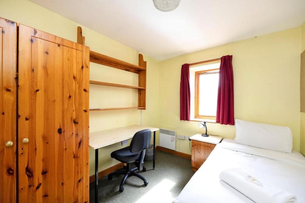 Comfortable rooms at Crescent Hall-OXFORD