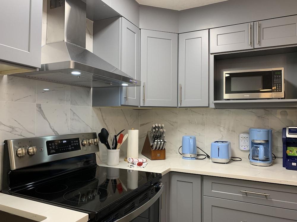 Lovely 1-Bedroom Condo with AC & Kitchen