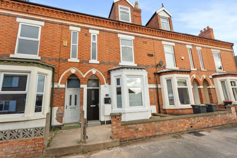 Modern & Bright 1 Bedroom Studio Apt