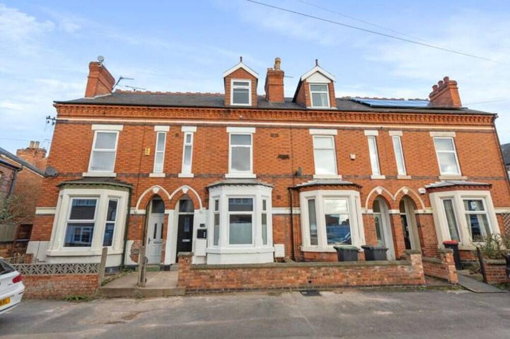 Modern & Bright 1 Bedroom Studio Apt