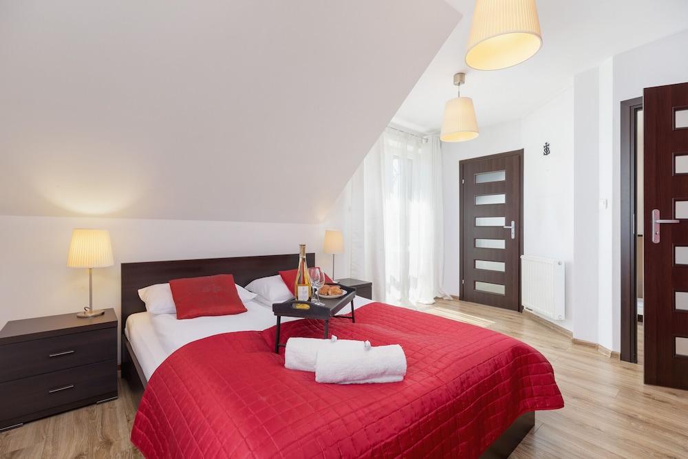 Czarnochowice House by Renters