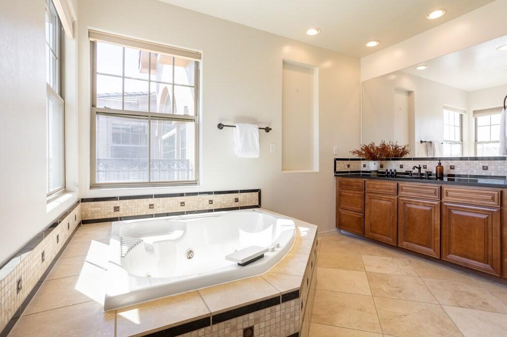 Aviano by Avantstay Phoenix is Calling! w/ Pool, Hot Tub & Game Room!