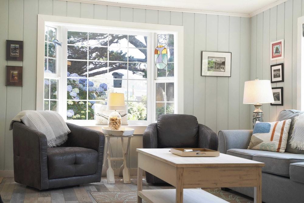 Beach Pines Bungalow by Avantstay Classic Cottage Steps to the Beach w/ Private Yard