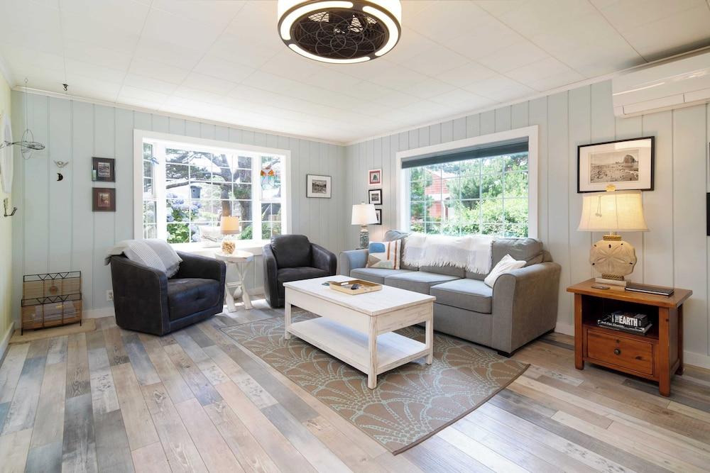 Beach Pines Bungalow by Avantstay Classic Cottage Steps to the Beach w/ Private Yard